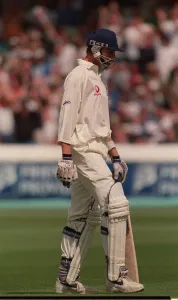 ALAN MULLALLY CRICKET PLAYER OF ENGLAND JULY 1999 WALKS BACK TO THE PAVILLION AFTER ALAN MULLALLY CRICKET PLAYER OF ENGLAND JULY 1999 WALKS BACK TO THE PAVILLION AFTER