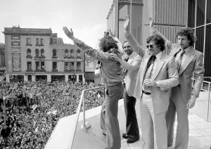 Core61 Gallery: Alan Mullery Manager of Brighton FC - May1979 with players on a balcony