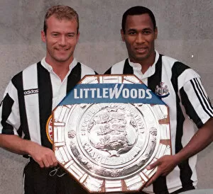 Images Dated 10th August 1996: Alan Shearer and Les Ferdinand of Newcastle holding the charity Shield before Sundays