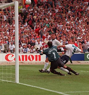 ALAN SHEARER MISSES HIS CHANCE FOR A GOAL FOR ENGLAND AGAINST SPAIN DURING THE EURO 96 ALAN SHEARER MISSES HIS CHANCE FOR A GOAL FOR ENGLAND AGAINST SPAIN DURING THE EURO 96
