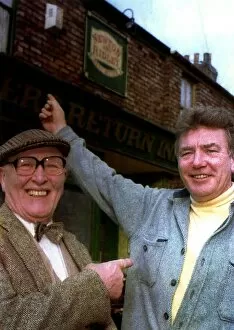 Albert Finney actor visits Coronation Street set and meets Percy Sugden