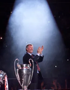 Alex Ferguson in the spotlight receiving May 1999 the cheers of the Manchester Alex Ferguson in the spotlight receiving May 1999 the cheers of the Manchester