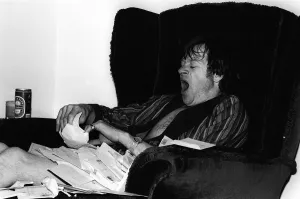 Alex Higgins World Snooker Champion 1982 has a yawn at home after reading all Alex Higgins World Snooker Champion 1982 has a yawn at home after reading all