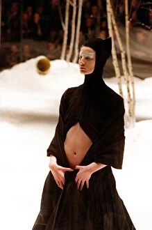 Images Dated 24th February 1999: Alexander McQueen Fashion... London Fashion show 99 In Person