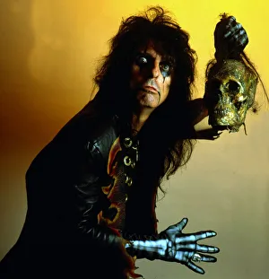 Alice Cooper holding skull head September 1987 Alice Cooper holding skull head September 1987