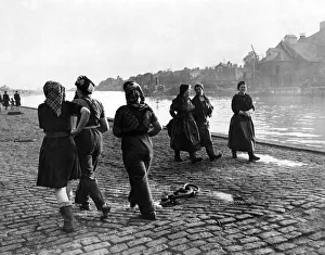 All the girls (Curers) are idle, still few herring come in All the girls (Curers) are idle, still few herring come in