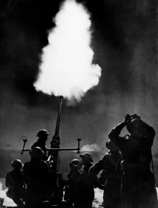 Allied forces operating a 40mm Bofors anti-aircraft gun battery in the final drive Allied forces operating a 40mm Bofors anti-aircraft gun battery in the final drive