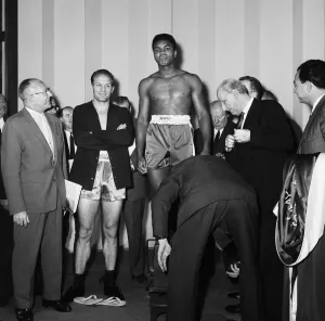 The Louisville Lip Gallery: American boxer Cassius Clay Aka (Muhammad Ali) and Britain'