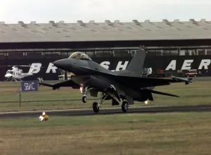 American F16 Fighter lands at the Farnborough Airshow 1998 American F16 Fighter lands at the Farnborough Airshow 1998