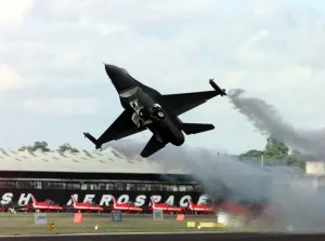 American F16 Fighter takes off at the Farnborough Airshow 1998 American F16 Fighter takes off at the Farnborough Airshow 1998