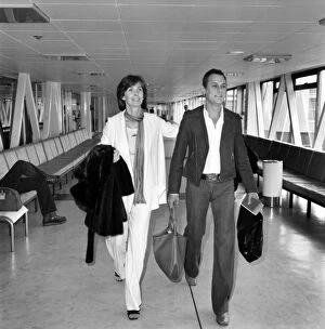 Images Dated 21st April 1975: American film actor Tony Curtis and wife Lesley at Heathrow airport