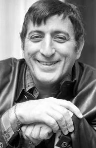 Mirror/0000to0099 00047/american singer tony bennett seen relaxing hotel Mirror/0000to0099 00047/american singer tony bennett seen relaxing hotel