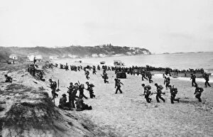 Algiers Collection: American troops of the 34th Infantry Division landing on the beaches at Surcouf