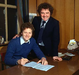 Andy Ritchie signing new contract for Morton January 1980 Andy Ritchie signing new contract for Morton January 1980