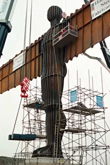 Images Dated 15th February 1998: The Angel of the North is erected in Gateshead by staff from Hartlepool Fabrications