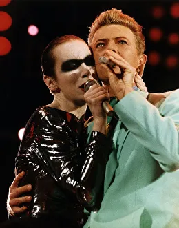 Images Dated 21st April 1992: Annie Lennox & David Bowie singing at Freddy Mercurys Wembley Aids Concert