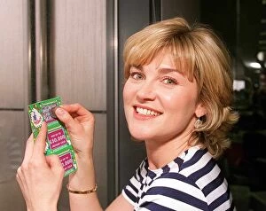 Images Dated 14th November 1995: Anthea Turner TV Presenter Daily Mirror National Lottery Scratchcards Competition
