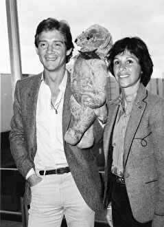 Images Dated 28th January 1982: Anthony Andrews Actor with wife and Aloysius the Teddy Bear from Brideshead