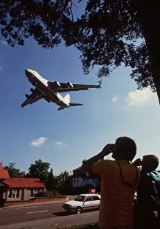 Images Dated 31st August 1990: Antonov 124 Cargo aircraft comes in to land at Farnborough Aug 90 past two aircraft