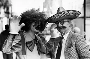 Images Dated 3rd March 1987: Archie MacPherson Sports Commentator with glasgow student Finlay Jollife dressed as a