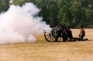 Images Dated 4th August 1990: Army Regiments Royal Artilliary gun salute in Hyde Park for the Queen Mothers ninetieth