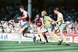 Images Dated 28th April 1990: Aston Villa v Norwich City, league match at Villa Park April 1990