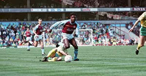 Images Dated 28th April 1990: Aston Villa v Norwich City, league match at Villa Park April 1990