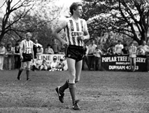 Images Dated 26th May 1986: Athlete Steve Cram Steve Cram in a Sunderland Football Strip 26 May 1986