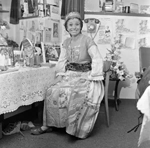 Images Dated 7th July 1976: Barbara Windsor, Actress, 7th July 1976. Pictured, in dressing room