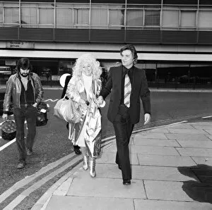 Images Dated 4th November 1981: Barbara Windsor and her husband Ronnie Knight arriving at Heathrow Airport from Australia