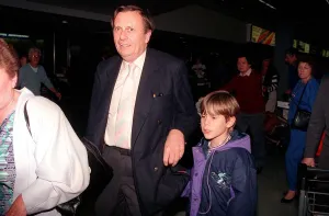 Barry Humphries Actor Dame Edna Everage 1990 at the Airport A©Mirrorpix Barry Humphries Actor Dame Edna Everage 1990 at the Airport A©Mirrorpix