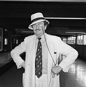 Images Dated 10th August 1983: Barry Humphries leaving Heathrow Airport for New York. 10th August 1983