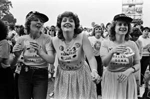 Images Dated 28th August 1983: Barry Manilow fans watching him in concert at Blenhiem Palace. 28th August 1983