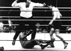 Barry McGuigan v Eusebio Pedroza Boxing June 1985 Eusebio Pedroza goes down in Barry McGuigan v Eusebio Pedroza Boxing June 1985 Eusebio Pedroza goes down in