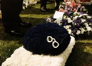 Images Dated 28th April 1992: Benny Hill comedian was buried at Hollybrook Cemetery in Southhampton his home town