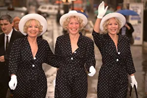 01478 Gallery: THE BEVERLEY SISTERS ATTEND THE MEMORIAL SERVICE FOR FRANKIE HOWERD - 1992