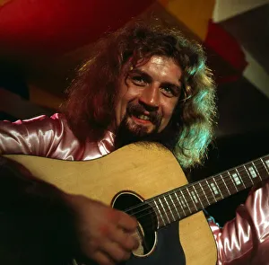 Billy Connolly playing guitar September 1974 A©mirrorpix Billy Connolly playing guitar September 1974 A©mirrorpix
