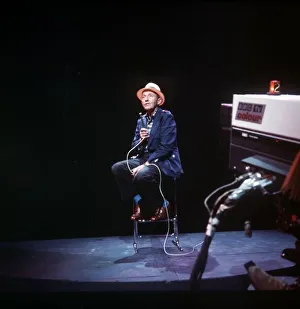 Images Dated 1st July 1975: Bing Crosby on stage singing msi