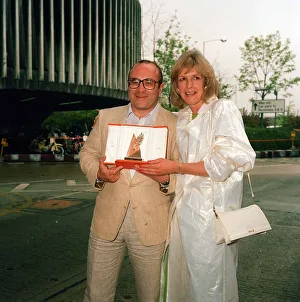 Bob Hoskins, actor in May 1986 with unnamed woman Bob Hoskins, actor in May 1986 with unnamed woman
