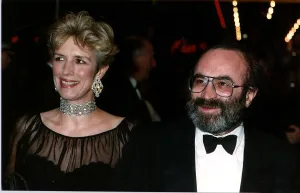 Images Dated 22nd November 1988: Bob Hoskins British Film Actor and his wife Linda attend a film premiere Dbase