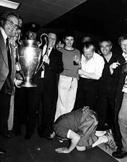 Images Dated 9th November 2012: Bob Paisley Liverpool manager May 1978 with the European Cup with supporters
