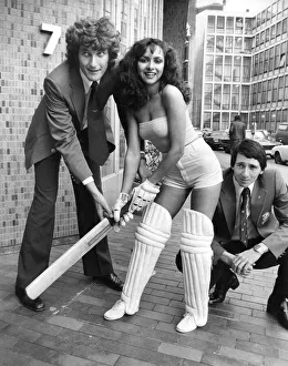 Images Dated 22nd March 1979: Bob Willis, model girl Penny Barnett in cricket outfit, and Wicket Keeper Derek Randall