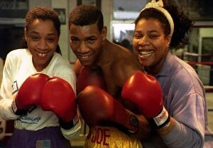 Images Dated 21st February 1991: Bobbi Joe Edwards Manchester Boxer With His Sisters Diane And Doreen