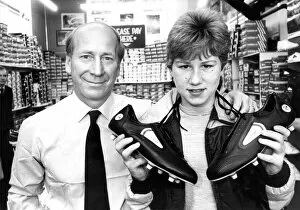 Images Dated 1st October 1985: Bobby Charlton with budding soccer star paul Barrett when he chose a pair of football
