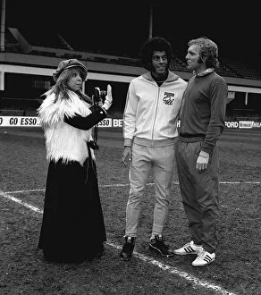 Images Dated 12th January 1973: Bobby Moore poses for the actress wife of Santos and Brazilian captain Carlos Alberto