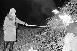 Images Dated 5th November 1980: Bonfire Night at Waterloo Meadows park, Reading, Berkshire, November 1980