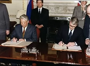 Images Dated 31st January 1992: Boris Yeltsin Russian President and John Major British Prime Minister sign a Memorandum