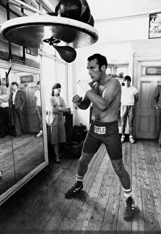 Images Dated 10th September 1981: Boxer Alan Minter trains for his forthcoming fight against Tony Simpson