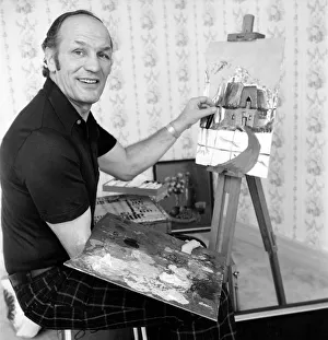 Boxer: Boxing: Painting: Unusual: Henry Cooper working on a painting of a Cotswold Boxer: Boxing: Painting: Unusual: Henry Cooper working on a painting of a Cotswold