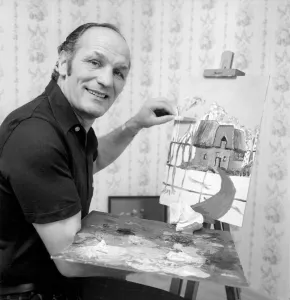 Boxer: Boxing: Painting: Unusual: Henry Cooper working on a painting of a Cotswold Boxer: Boxing: Painting: Unusual: Henry Cooper working on a painting of a Cotswold